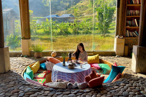 "Dịch vụ du lịch cộng đồng ở bản đang bắt đầu phát triển khá tốt. Có một điểm lưu ý, du khách nên đặt đồ ăn trước vì trong bản không có chợ. Thực phẩm là người dân tự cung tự cấp hoặc phải đi chợ ở khá xa", chị My cho hay.Tới bản Lướt để "sống chậm", du khách có thể kết hợp lịch trình leo núi Tà Chì Nhù, lên bản Nậm Nghiệp ngắm mùa hoa sơn tra hoăc đi thị trấn Mù Cang Chải.