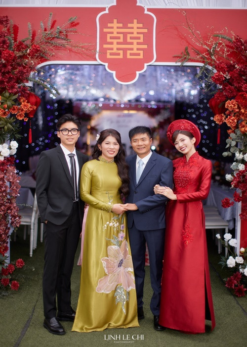 Cô dâu rạng rỡ bên bố mẹ.