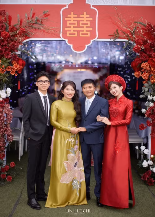 Cô dâu rạng rỡ bên bố mẹ.