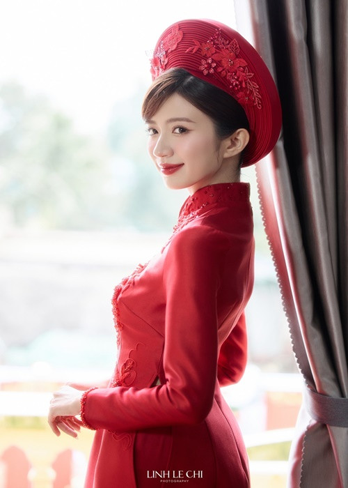 Ngọc Huyền lên xe hoa ở tuổi 25.