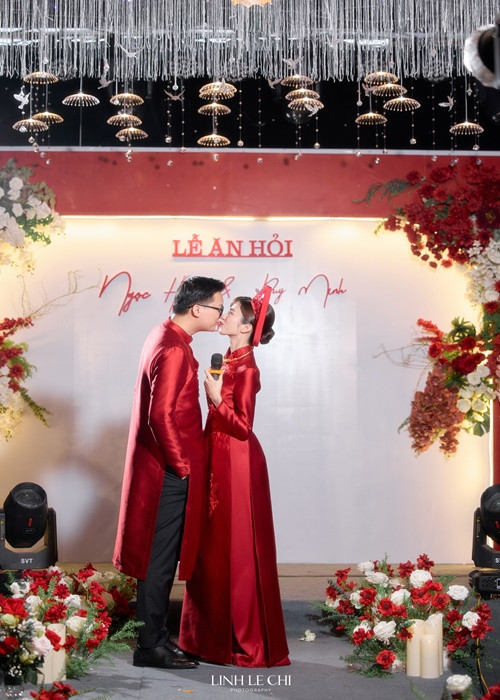 Đôi uyên ương có nhiều khoảnh khắc tình tứ.