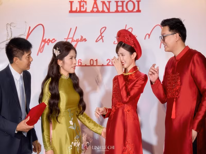 Trong lễ ăn hỏi, Ngọc Huyền "Thương ngày nắng về" không ít lần bật khóc.