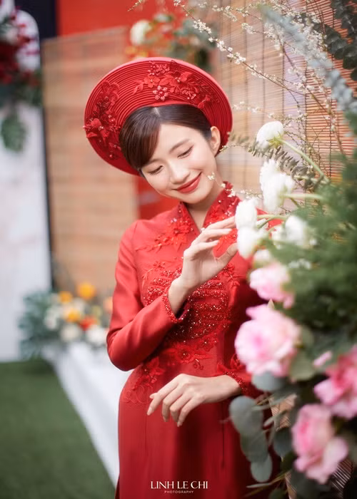  Diễn viên Ngọc Huyền diện trang phục áo dài đỏ trong lễ ăn hỏi.