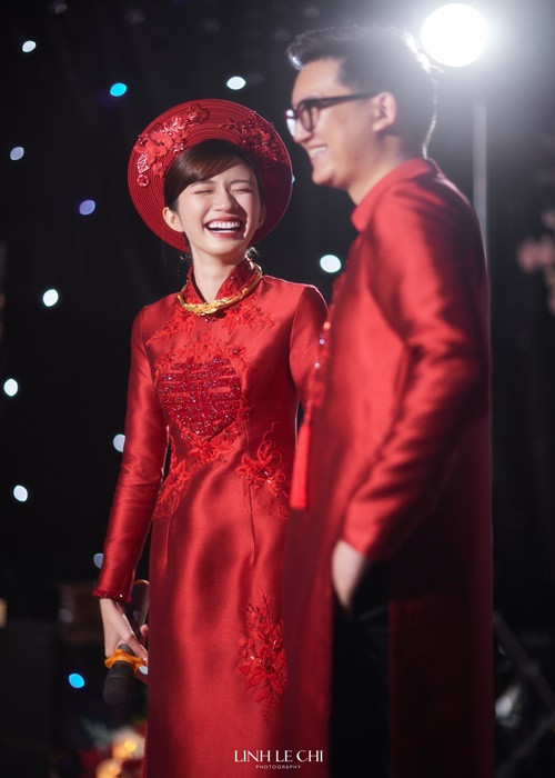 Ngọc Huyền liên tục nở nụ cười hạnh phúc trong ngày trọng đại.