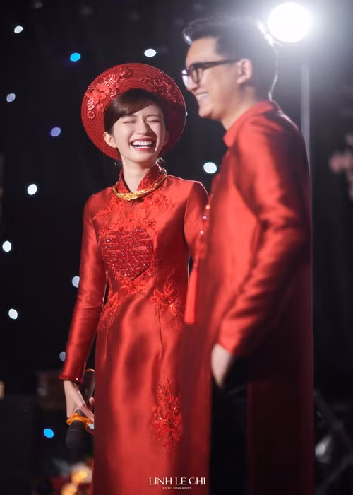 Ngọc Huyền liên tục nở nụ cười hạnh phúc trong ngày trọng đại.