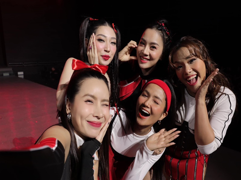 Lưu Hương Giang tràn đầy năng lượng bên các đàn em.