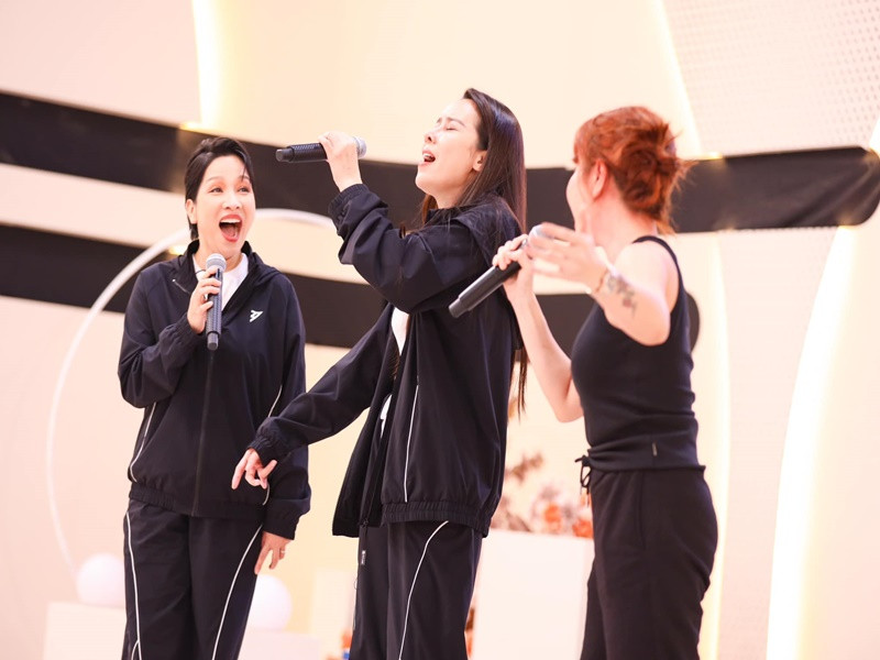 Lưu Hương Giang đang cùng đội với Mỹ Linh, Hồng Nhung, Phương Vy và Uyên Linh ở Chị đẹp đạp gió rẽ sóng.