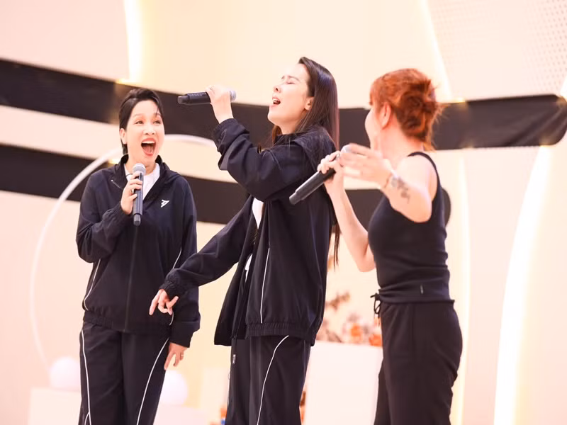 Lưu Hương Giang đang cùng đội với Mỹ Linh, Hồng Nhung, Phương Vy và Uyên Linh ở Chị đẹp đạp gió rẽ sóng.