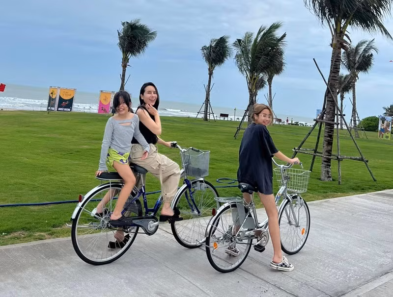 Khi được hỏi về Hồ Hoài Anh, Lưu Hương Giang chia sẻ, cả hai luôn ứng xử văn minh và vẫn cùng nhau chăm sóc con cái.