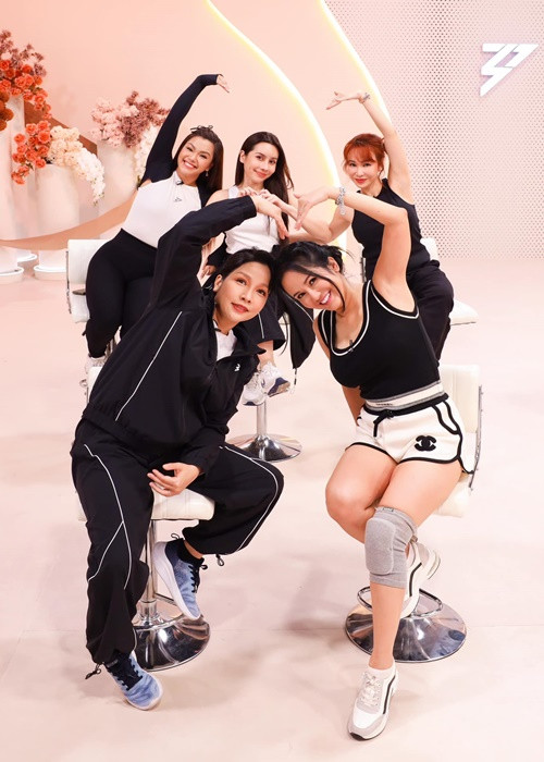 Ca sĩ Lưu Hương Giang chia sẻ về việc kết hợp với Mỹ Linh, Hồng Nhung, Uyên Linh và Phương Vy: "Sau rất nhiều trải nghiệm thú vị với nhiều hình tượng khác nhau thì công diễn 4 em được về với nơi mà em thấy được làm chính mình nhất. Được đứng chung nhóm với những người chị, người em, mà em luôn yêu mến và ngưỡng mộ".