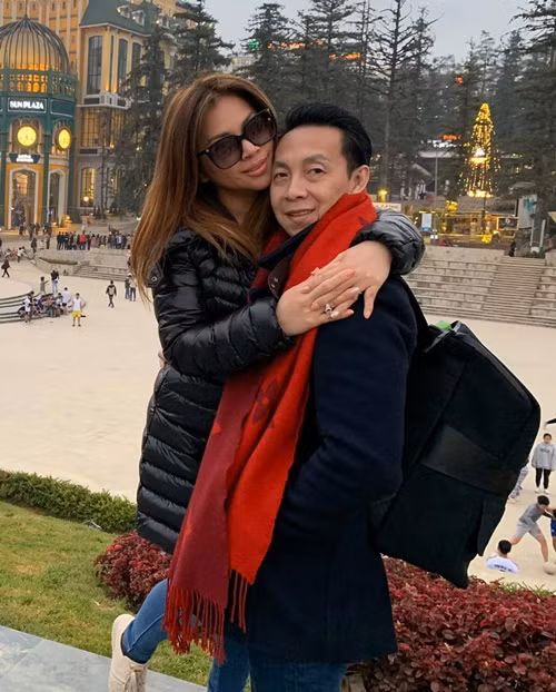 Ngày thường, mỗi khi Minh Tuyết đi hát về mệt, doanh nhân Diệp Nghi Keith tự tay hầm canh bổ dưỡng cho vợ.