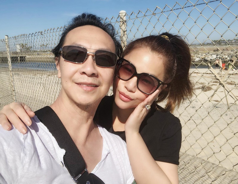 Năm 2017, ở hậu trường một chương trình, chồng Minh Tuyết cắt bánh cho vợ để cô ăn nhẹ.