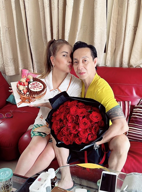 Trong cuộc phỏng vấn với Znews, Minh Tuyết cho biết, cô quen chồng từ những ngày đầu sang Mỹ lập nghiệp. Năm 2013, sau nhiều năm về chung một nhà, vợ chồng Minh Tuyết mới tổ chức đám cưới.