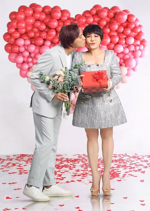 Trong cuộc phỏng vấn với Vietnamnet năm 2022, Hoài Phương cho biết, Việt Hương không chân dài, gợi cảm nhưng anh vẫn yêu.