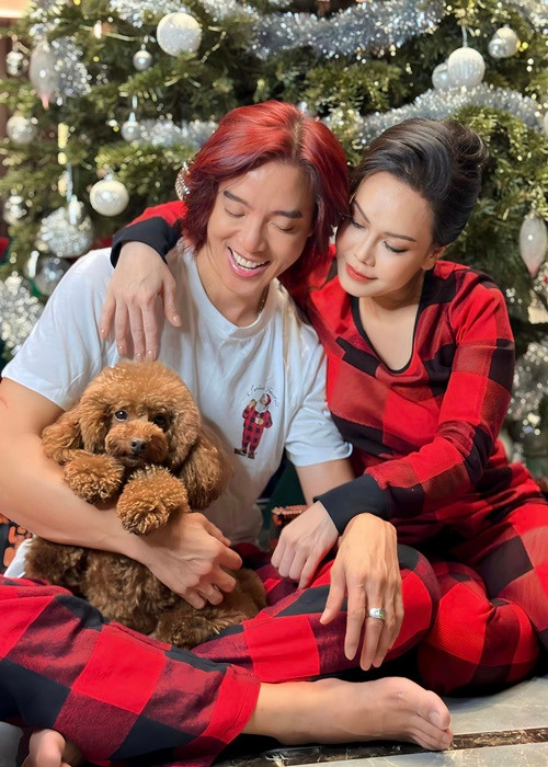 Hoài Phương thực sự chiều chuộng Việt Hương. Nữ nghệ sĩ hài chia sẻ trên Vietnamnet, Hoài Phương hỗ trợ cô về kinh doanh mỹ phẩm, nhà hàng từ giấy tờ, thương lượng đối tác, mua nguyên liệu, giá cả.