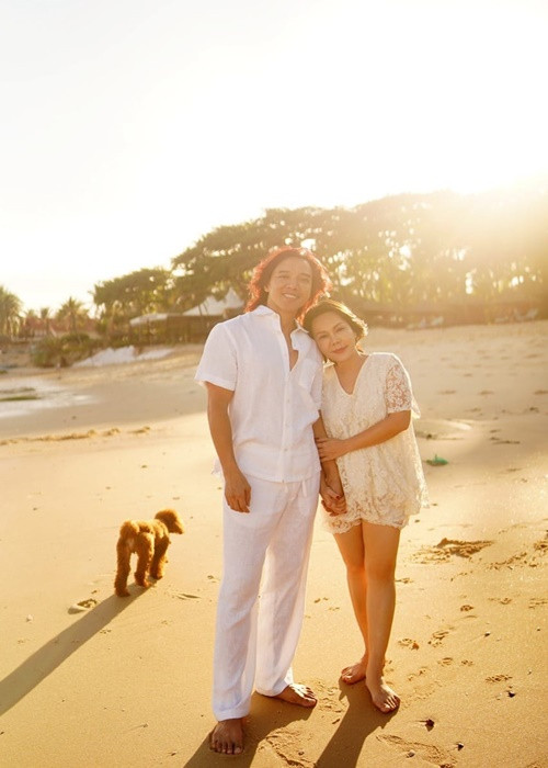 Theo Arttimes, căn nhà của vợ chồng Việt Hương 240 tỷ, có diện tích khoảng 1.500m2, 3 tầng, 1 hầm để xe và sân thượng cùng hồ bơi.