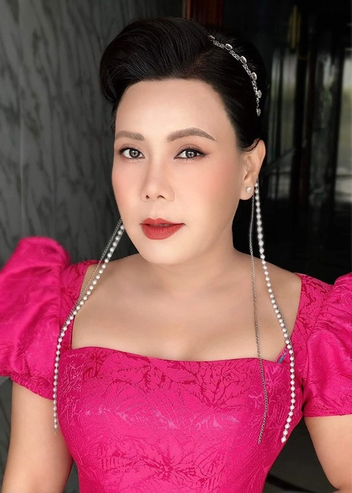 “Ngày xưa, có rất nhiều chàng trai cao to, đẹp trai tán tỉnh tôi. Người ta cũng nói thẳng vào mặt tôi rằng: “Em không đẹp đâu, nhưng được cái em quá lanh và quá duyên”. Đó là ngày xưa người ta nói tôi thôi, còn giờ không biết sao. Mắc cỡ quá”, Dân Trí dẫn lời Việt Hương.