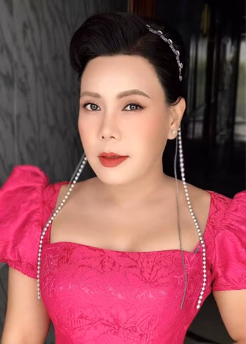 “Ngày xưa, có rất nhiều chàng trai cao to, đẹp trai tán tỉnh tôi. Người ta cũng nói thẳng vào mặt tôi rằng: “Em không đẹp đâu, nhưng được cái em quá lanh và quá duyên”. Đó là ngày xưa người ta nói tôi thôi, còn giờ không biết sao. Mắc cỡ quá”, Dân Trí dẫn lời Việt Hương.