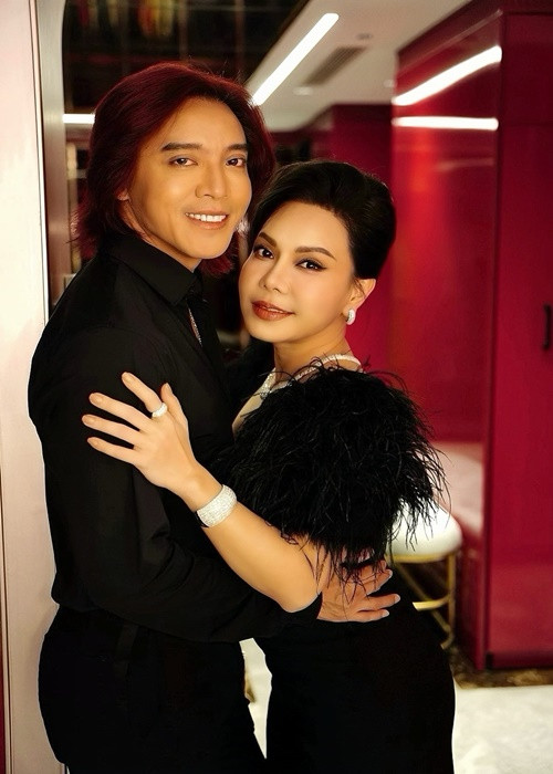 Mỗi khi biết Việt Hương phải dậy sớm lo công việc, Hoài Phương vào bếp làm đồ ăn sáng cho vợ.