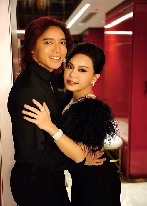 Mỗi khi biết Việt Hương phải dậy sớm lo công việc, Hoài Phương vào bếp làm đồ ăn sáng cho vợ.