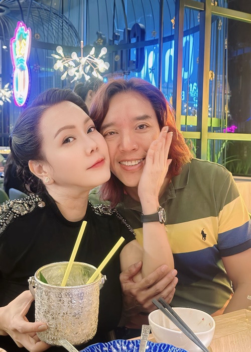 “Tôi không đòi hỏi Việt Hương phải chân dài, dáng cao, xinh đẹp gợi cảm như hoa hậu. Cô ấy không có được điểm nổi trội về ngoại hình nhưng bù lại có những thứ rất đáng quý. Đó là tính lương thiện, trái tim nhân hậu và hết lòng vì người khác. Đây cũng là lý do khiến tôi yêu và quyết định cùng bà xã xây dựng tổ ấm gần 20 năm qua”, chồng Việt Hương chia sẻ.