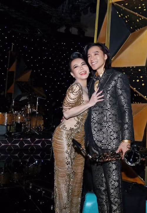 Hoài Phương cho biết, Việt Hương hy sinh rất nhiều cho anh và gia đình anh. “Có lẽ anh chẳng bao giờ đền đáp nổi những gì em đã cho anh", nam nhạc sĩ bày tỏ.