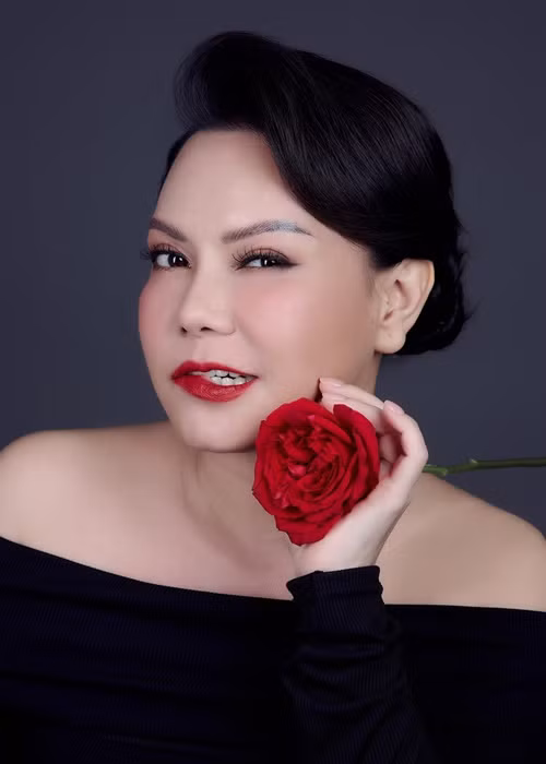 Viet Huong qua khu duoc nhieu trai dep theo duoi