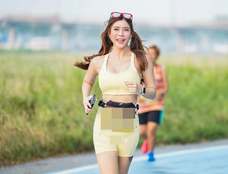 Ployly gặp sự cố với quần tập bó sát khi chạy bộ.