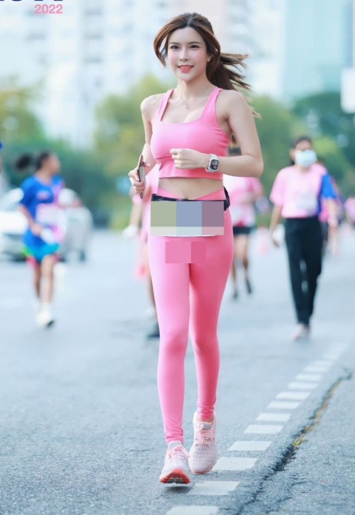 Không ít người khuyên Ployly nên hạn chế lựa chọn trang phục chật ních, dễ để lộ điểm tế nhị nơi công cộng.