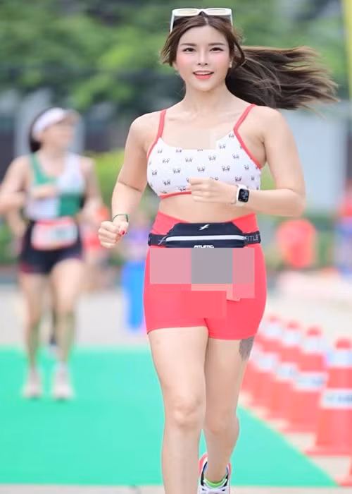 Ployly lộ vùng nhạy cảm, trở nên hớ hênh.