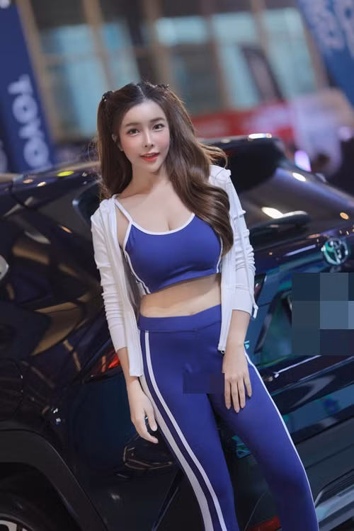 Cô có gương mặt xinh đẹp, làn da trắng hồng, vóc dáng gợi cảm.