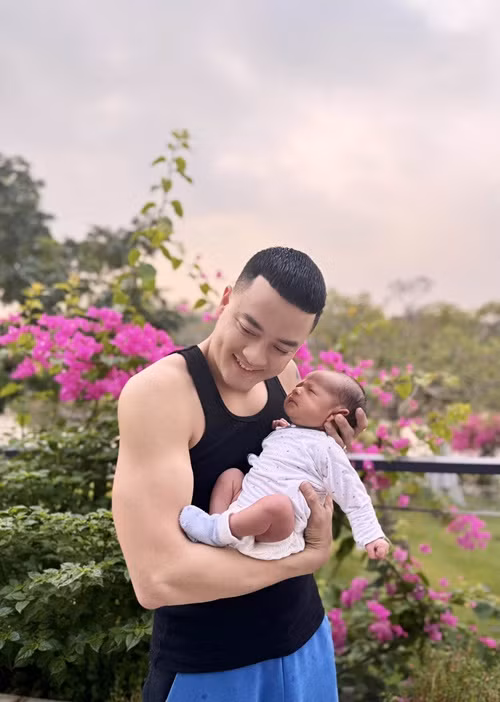 Nhiều người khen ngợi anh khéo léo trong việc bế con. Ảnh: Người Đưa Tin.