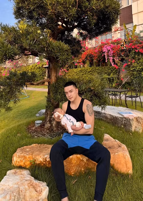 Nam ca sĩ thừa nhận "nghiện" con. "Từ nay hãy gọi mình là ông bố bỉm sữa và xin gia nhập vào hội nghiện con. Giờ chỉ gục mặt vào pha sữa, thay tã, tắm nắng cho con trai cưng quên hết cả thế gian", anh viết. Ảnh: FBNV.