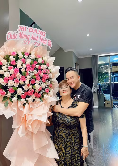 Cao Thái Sơn quyết định có con khi công việc của anh ổn định và mẹ đã ngoài 80 tuổi luôn mong có cháu bế bồng. Ảnh: FBNV.