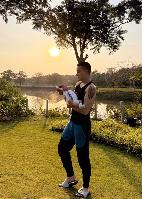 Con trai Cao Thái Sơn đang sống cùng bố và người thân tại biệt thự sân vườn của nam ca sĩ ở TP HCM. Ảnh: FBNV.