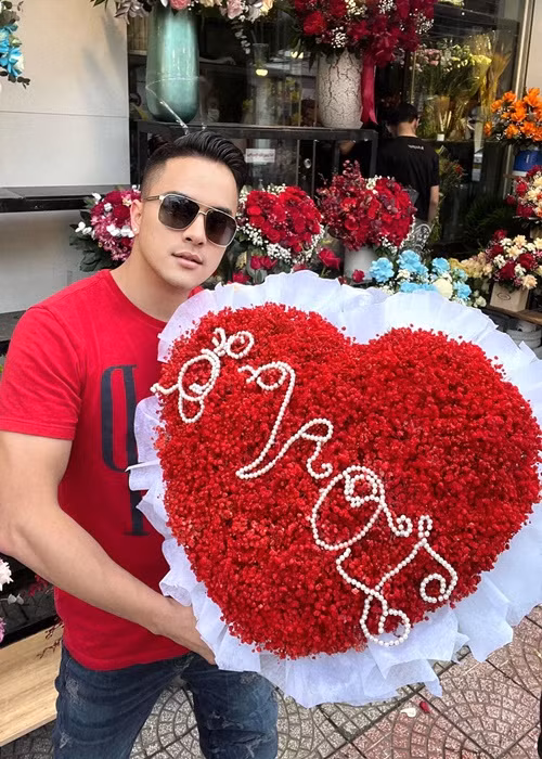 Cao Thái Sơn chia sẻ trên Dân Trí, anh phải thay đổi giờ giấc sinh hoạt để phù hợp cho việc chăm sóc con. Ảnh: FBNV.