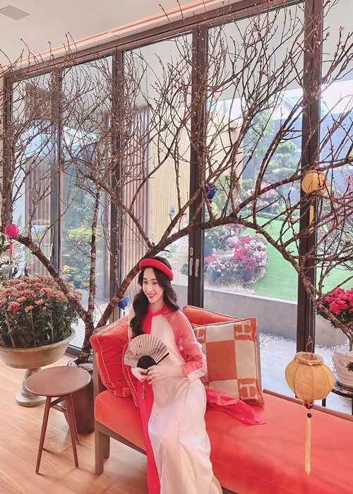 Mỗi dịp Tết, nàng hậu đăng tải hình ảnh diện áo dài ở biệt thự. Ảnh: FBNV.