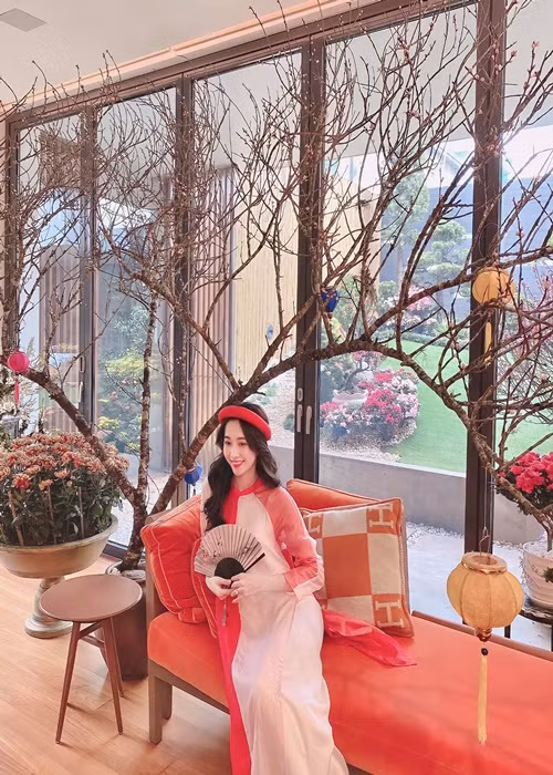 Mỗi dịp Tết, nàng hậu đăng tải hình ảnh diện áo dài ở biệt thự. Ảnh: FBNV.