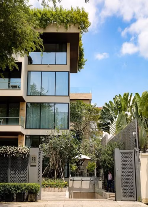 Có vẻ như Thu Thảo định tu sửa lại biệt thự. Ảnh: Vietnamnet.