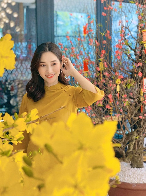 Thu Thảo khoe sắc bên đào, mai. Ảnh: FBNV.