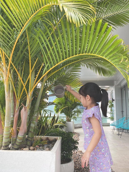Con gái đầu lòng của nàng hậu yêu thích vườn cây trên ban công. Ảnh: FBNV.