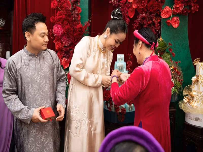 Vũ Hạnh Nguyên được mẹ chồng tặng vòng tay trị giá 1,2 cây vàng. Ảnh: Vietnamnet.