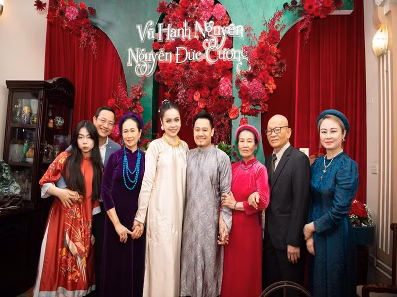 Đôi uyên ương diện áo dài trong ngày trọng đại. Ảnh: Vietnamnet.