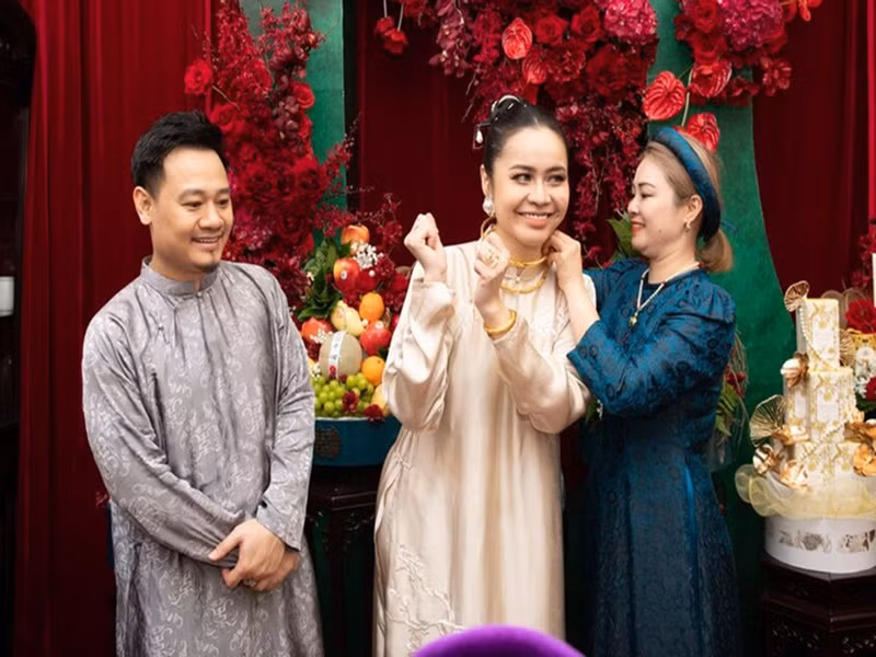 Nữ ca sĩ được chị gái tặng 1 cây vàng kèm tiền mặt. Ảnh: Vietnamnet.