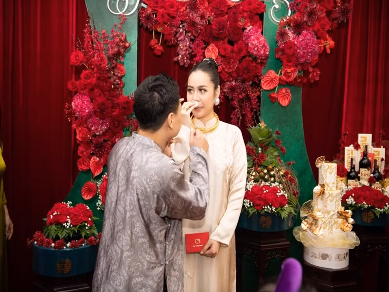 Vũ Hạnh Nguyên được chồng lau nước mắt khi bật khóc trong ngày ăn hỏi. Ảnh: VOV.