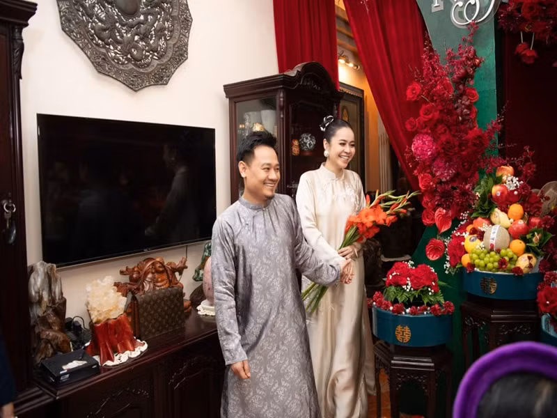 Mới đây, Vũ Hạnh Nguyên - Nguyễn Đức Cường tổ chức lễ ăn hỏi tại nhà riêng ở Hà Nội. Ảnh: Znews.