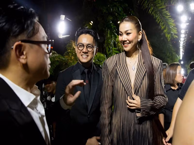 Đôi uyên ương đến chúc mừng sự kiện của NTK Công Trí.