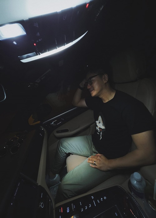 Nhạc trưởng Trần Nhật Minh mặc áo in hình Thanh Hằng. “Hôm qua vô tình tìm được áo in hình mình của fanclub, ổng đòi mặc ra đường luôn. Muốn làm trưởng fanclub tui hả trời”, Thanh Hằng chia sẻ.