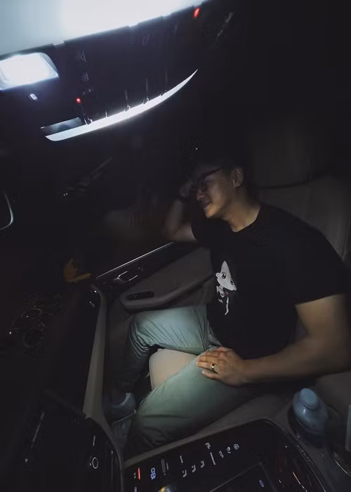 Nhạc trưởng Trần Nhật Minh mặc áo in hình Thanh Hằng. “Hôm qua vô tình tìm được áo in hình mình của fanclub, ổng đòi mặc ra đường luôn. Muốn làm trưởng fanclub tui hả trời”, Thanh Hằng chia sẻ.