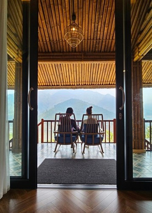 Nữ người mẫu được lòng mẹ chồng. Tháng 11/2023, mẹ chồng Thanh Hằng bày tỏ sự lo lắng cho sức khỏe của con dâu. "Vừa bước ra khỏi đám cưới là cháu đã đi làm ngay, mà không thể được nghỉ ngơi vì là vai ‘đinh’ của sự kiện (cái nón quai thao cách điệu con nói nặng trên 5kg) lên xuống bậc cùng sải bước sân khấu khá dài. May mà chồng cháu thu xếp được (thời gian hiếm hoi) để đi cùng lần này. Mẹ thương và lo cho cả hai đứa, tội nghiệp các con tôi! Trong vinh quang luôn có cả cay đắng, ngọt ngào", mẹ chồng nữ người mẫu chia sẻ trên trang cá nhân.